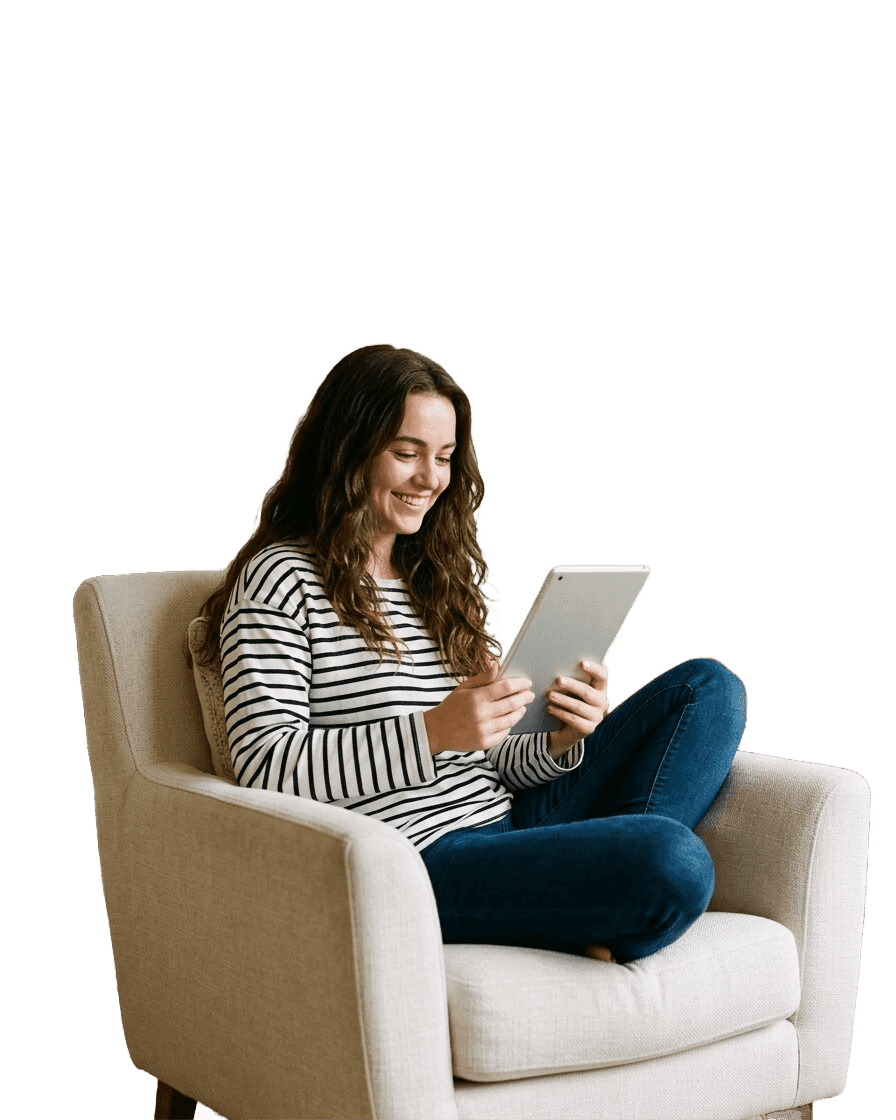 Junge Frau mit Tablet zu Hause im Sessel