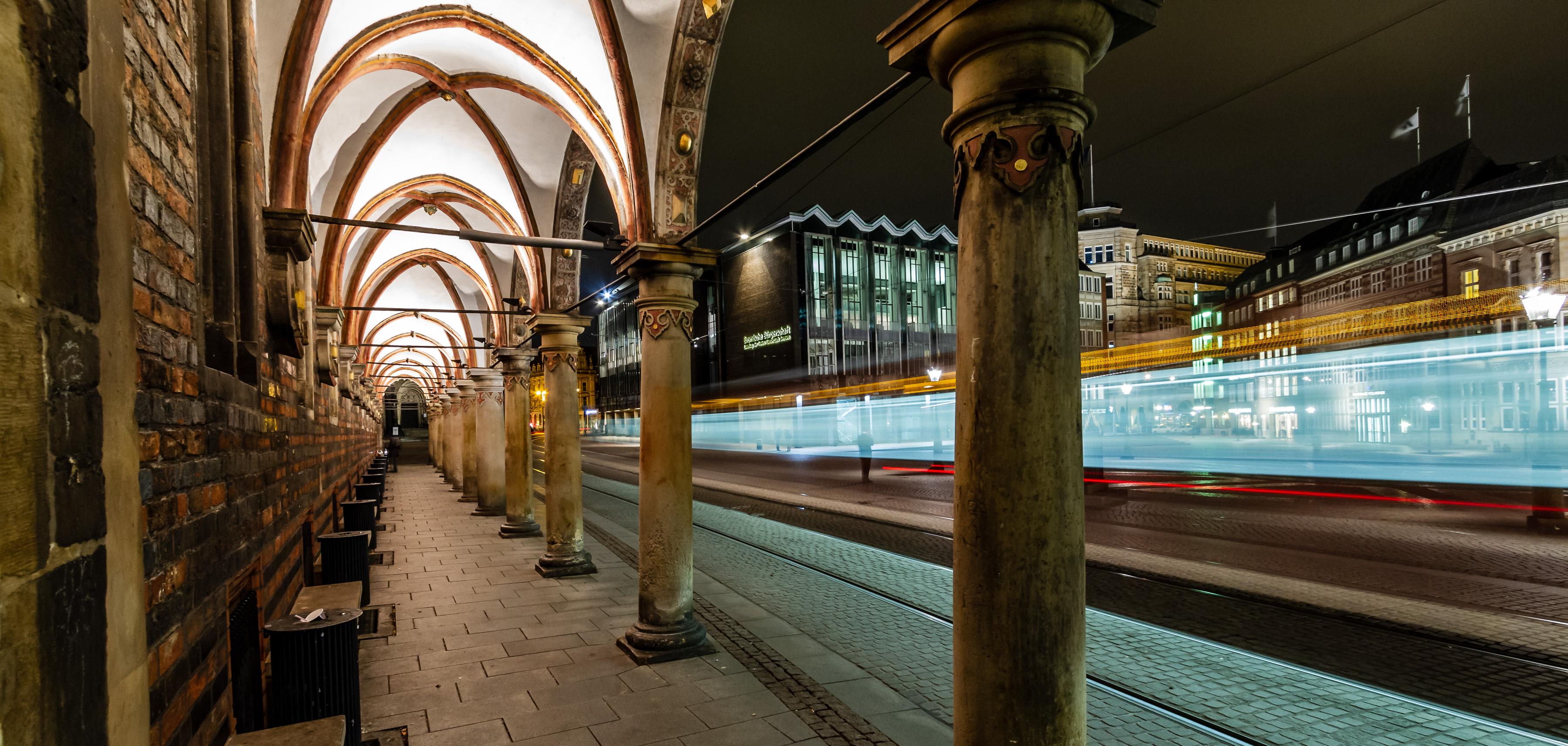 Ein Bild vom Bremer Dohmsplatz bei Nacht mit langer Belichtungsphase