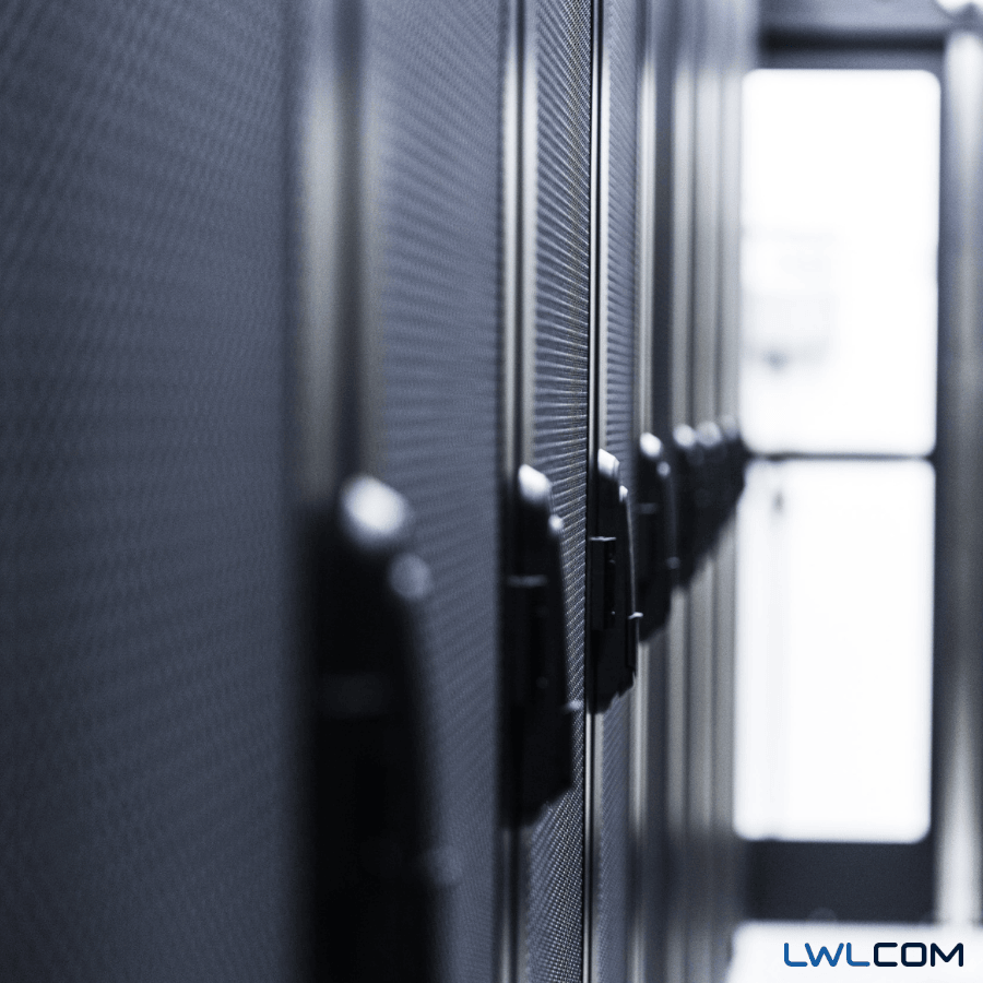 Foto der hochmodernen Rack-Schränke im LWLcom-Rechenzentrum von der Seite.